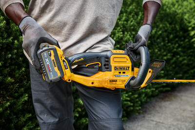 DeWalt DCMHT573X1 aku nožnice na živý plot 65cm, 54V 1x3,0Ah aku