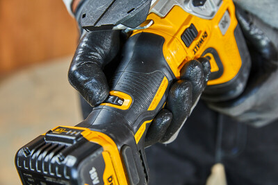 DeWalt DCS335N aku bezuhlíková priamočiara píla 18V bez aku