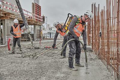 DeWalt Powershift DCPS310 ponorný vibrátor - chrbtová napájacia jednotka