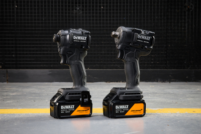 DeWalt McLaren aku sada rázových uťahovákov 18V, 2x5,0Ah aku