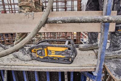 DeWalt Powershift DCPS320 ponorný vibrátor - napájacia jednotka