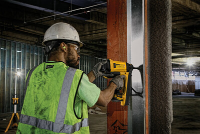 DeWalt DGN845D1 plynová klincovačka C6 Trak, 1x2,0Ah aku