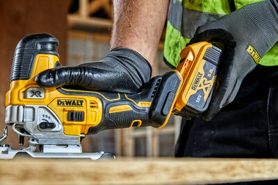 DeWalt DCS335N aku bezuhlíková priamočiara píla 18V bez aku